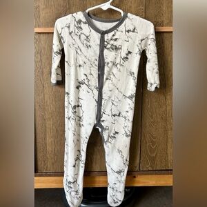 ✨EUC Kyte Baby Snap Footie✨